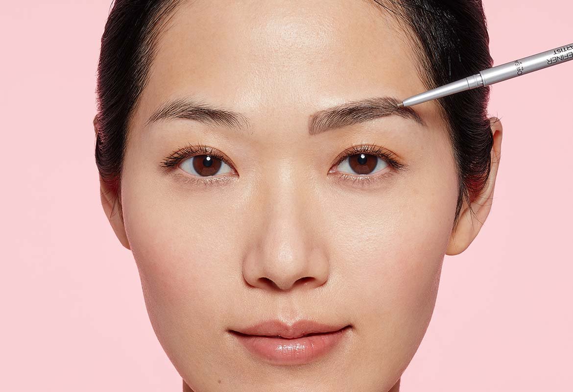 Para saber cómo hacerte las cejas, rellénalas con el lápiz Brow Artist Skinny Definer de L’Oréal Paris pelo a pelo.